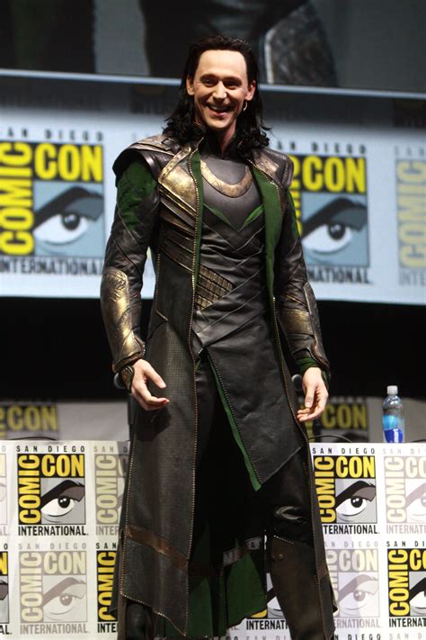 File:Tom Hiddleston by Gage Skidmore.jpg - Wikimedia Commons