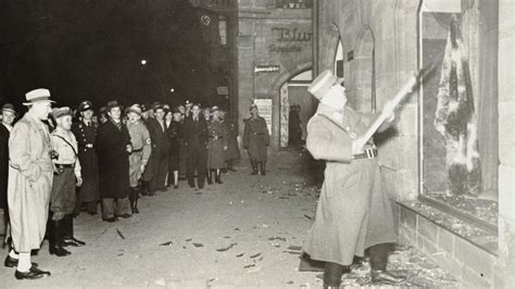 Kristallnacht: Pictures capture horrors of 1938 Nazi pogrom - BBC News