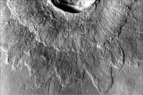 Big ice may explain Mars’ double-layer craters - ScienceBlog.com