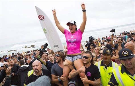 SURFING WITH THE PROS IN THE WORLD SURF LEAGUE (WSL) - Women + Waves