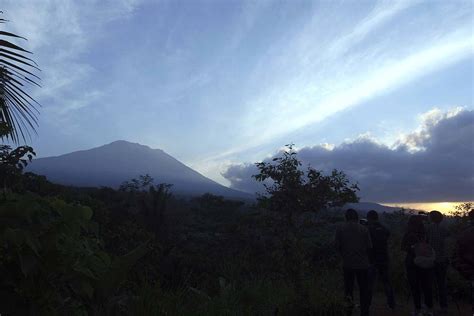 Volcano fears spread in Bali as more than 120K flee region | Nation and World | News