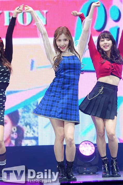 171030 TWICE #Likey Showcase | Kpop girls, Kpop girl groups, Stage outfits