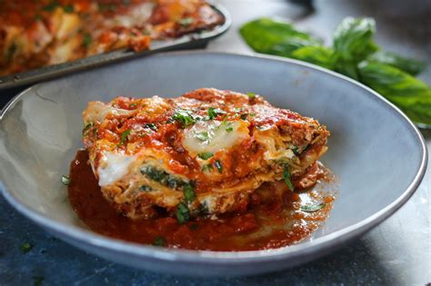 the best lasagna bolognese with spinach and béchamel. – The 2 Spoons