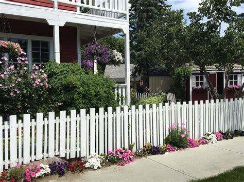 17 Small White Picket Fence Garden Ideas To Consider | SharonSable