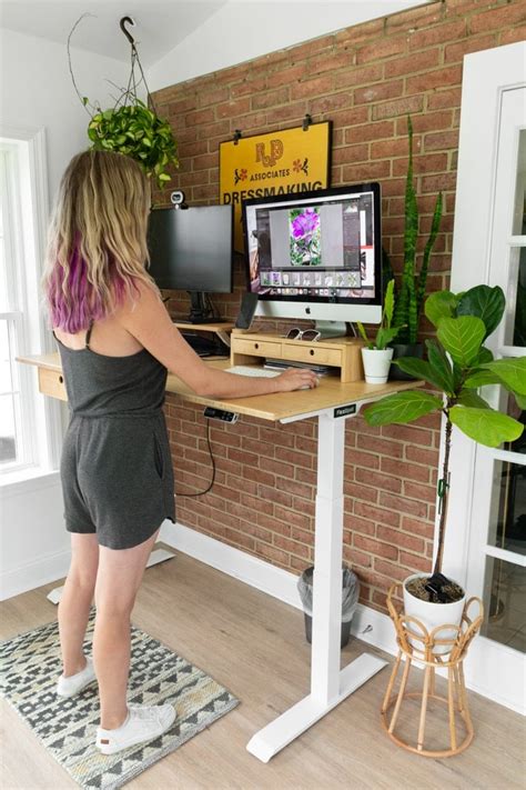 Flexispot-Standing-Desk-Review-10 - By Brittany Goldwyn | Live Creatively