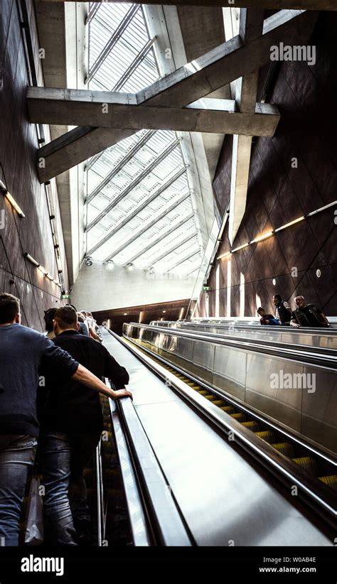 BUDAPEST HUNGARY - METRO STATIONS AND PASSENGERS IN BUDAPEST ...