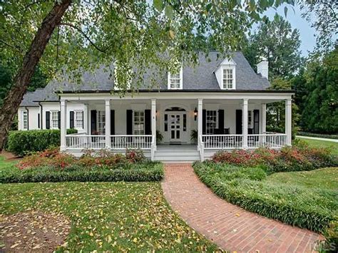 Acadian Style Homes 60 - decoratop | Low country homes, Farmhouse style house, House styles