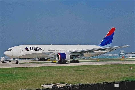 Delta Air Lines Widebody Aircraft Fleet N863DA (old retro livery colors) Boeing 777-232(ER) c ...