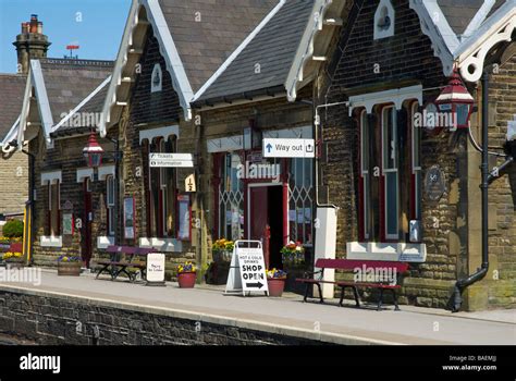 Settle railway station on the Settle-Carlisle line, North Yorkshire Stock Photo, Royalty Free ...