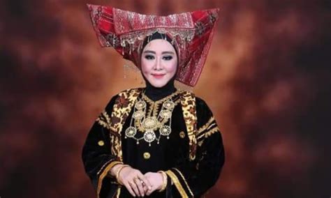 5 Pakaian Adat Sumatera Barat, dari Limpapeh hingga Bundo Kanduang - Varia Katadata.co.id