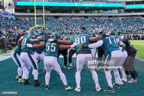 11,307 Philadelphia Eagles Defense Stock Photos, High-Res Pictures, and ...