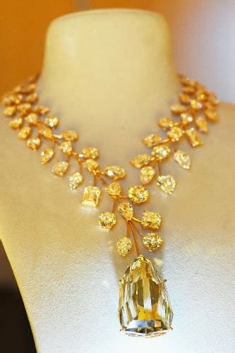 Passion For Luxury : Lavish L’Incomparable Necklace