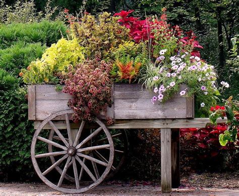 UN BONJOUR DE FRANCE | Carretas para jardin, Decoraciones de jardín