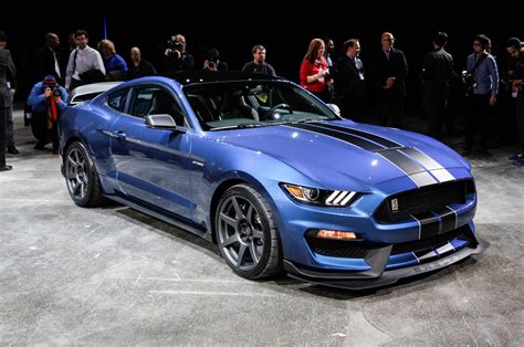 Ford Shelby GT350R Mustang Tears Rubber in Detroit Debut