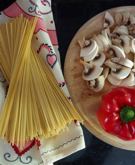 Linguine with mushrooms and red bell pepper | Tera Solara