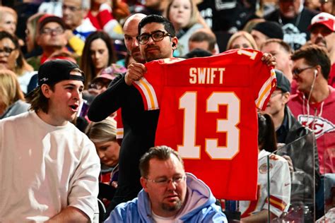 Here's what Taylor Swift is wearing at the Super Bowl (and it matches ...