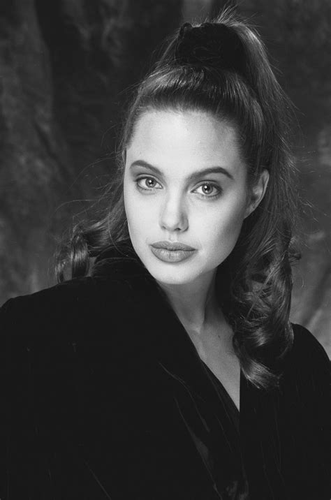 Angelina Jolie by Robert Kim '1991: foto_history — LiveJournal Angelina Jolie Young, Fotos Da ...