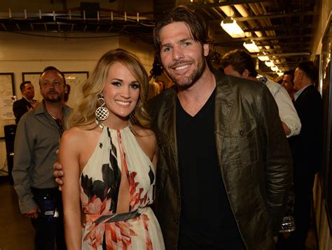 Carrie Underwood and Mike Fisher expecting baby - CBS News