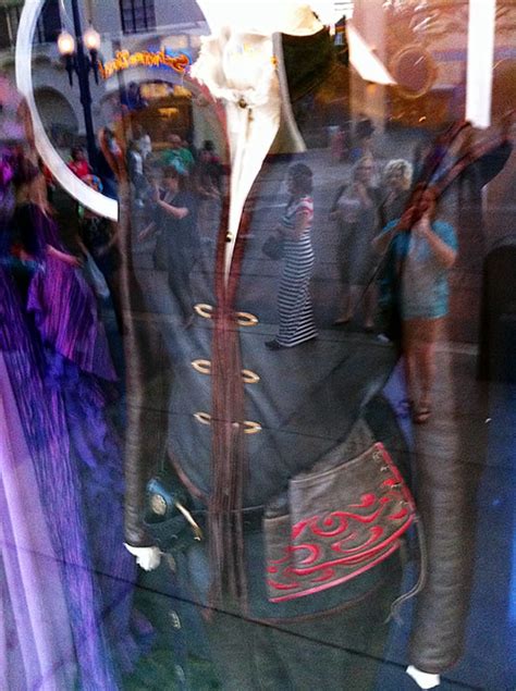 Disney - OUAT costumes in DCA