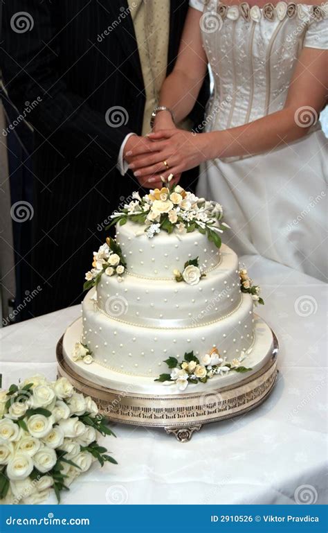 Cutting The Wedding Cake Royalty Free Stock Image - Image: 2910526