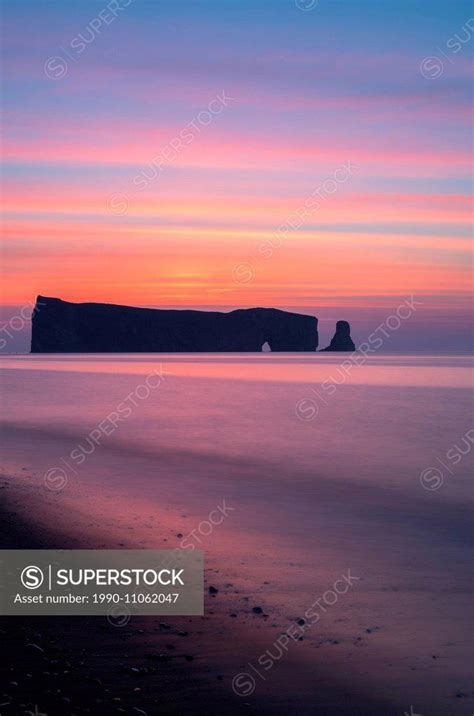 Le Rocher Percé (Perce Rock) before sunrise. Village of Percé, Gaspésie ...