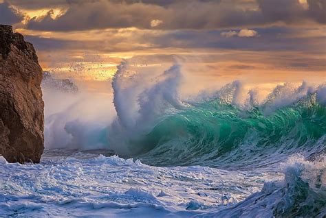 Crashing Waves Wallpaper