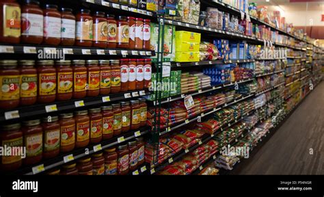 Grocery store aisle hi-res stock photography and images - Alamy