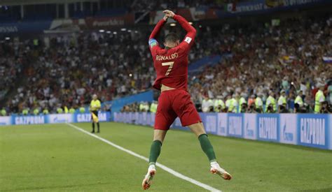 Cristiano Ronaldo marca três vezes e dá empate a Portugal contra ...