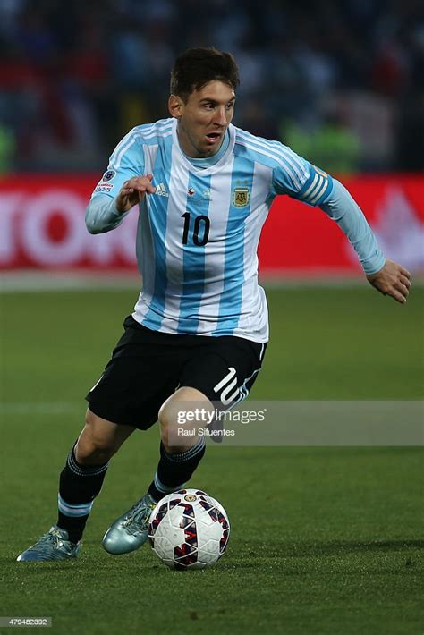 Lionel Messi of Argentina drives the ball during the 2015 Copa... News ...