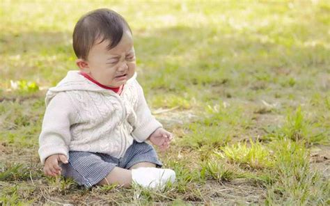 孩子摔倒后，看各国妈妈的反应，值得深思！