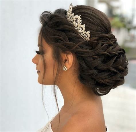 Wedding Hairstyles With Tiara To Walk The Aisle Looking Like A Princess