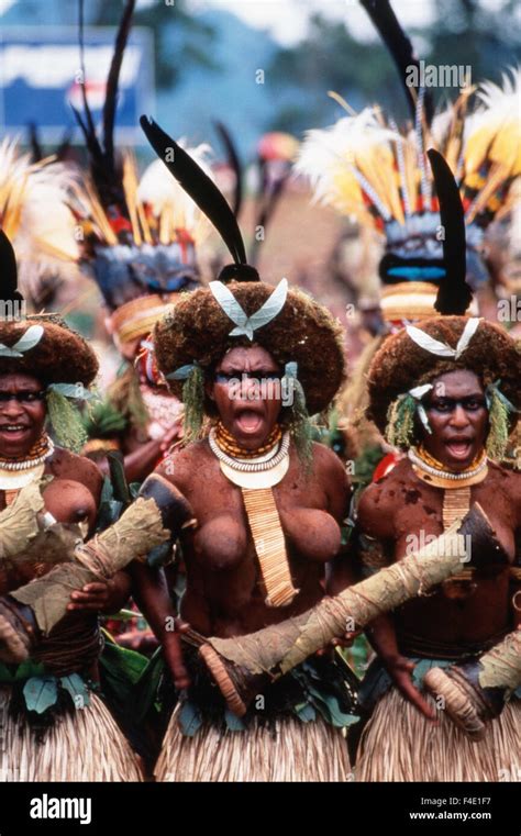 Papua New Guinea, Mt Hagen Enga Province, Enga women dancing western ...