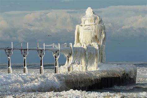 L’image du jour : Le phare de Saint-Joseph dans l’épaisse couche de glace du lac Michigan ...