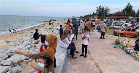 Festival-like atmosphere at popular Kelantan beaches | New Straits Times