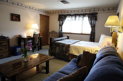 Accommodations - Gardiner, MT Hotel | Yellowstone Basin Inn