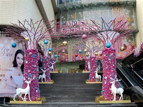 Snapshot: Christmas in Shanghai - Ferreting Out the Fun