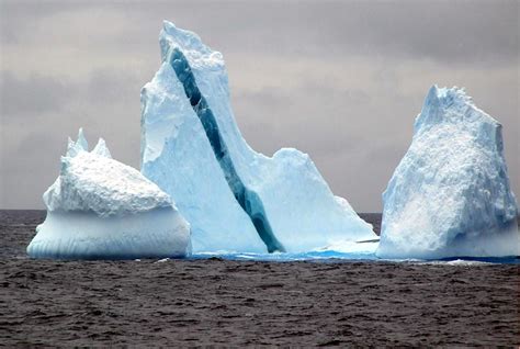 LUNCAI n Tipah r soooo FUNNYYYY: The Antarctic iceberg that looks like a giant humbug