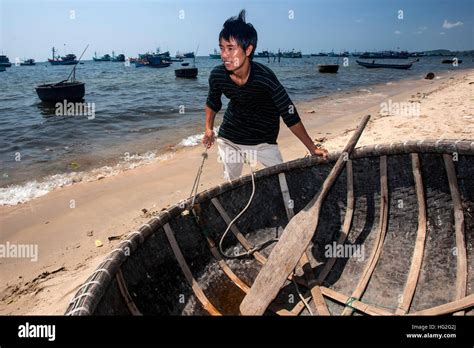 Traditional round coracle boat Phu Quoc island Vietnam Stock Photo - Alamy