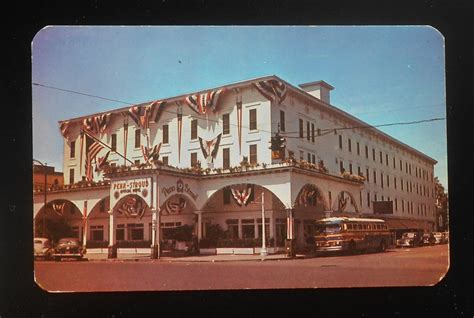 1940s Postcard Penn-Stroud Hotel Old Bus Cars Traffic Light Stroudsburg PA