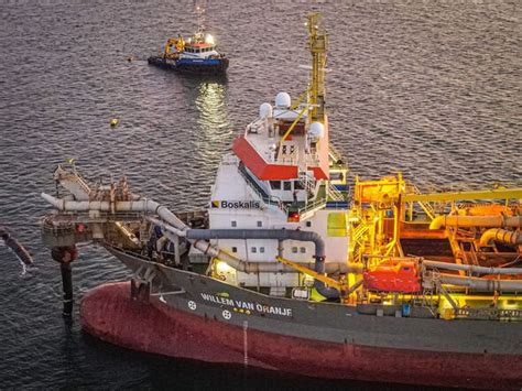 Awe as vast 21,000 tonne ship appears off UK coast | UK | News ...