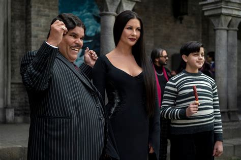 Catherine Zeta-Jones revient sur son rôle de Morticia Addams | Vogue France