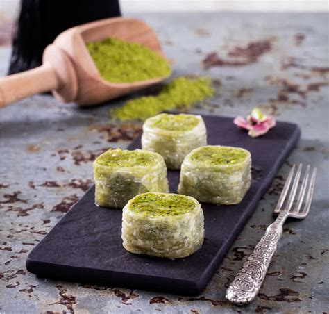 Buy Pistachio Saray Baklava Rolls, Hafiz Mustafa - Grand Bazaar Istanbul Online Shopping