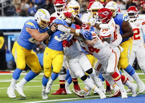 Photos | Chiefs squeak past Chargers in 30-27 victory - Los Angeles Times