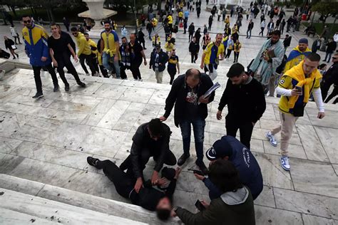 Maccabi Tel Aviv fans beat man in downtown Athens (VIDEOS)