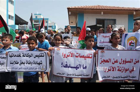 Khan Younis, Gaza Strip, Palestinian Territory. 4th Aug, 2015. Palestinian students hold banners ...