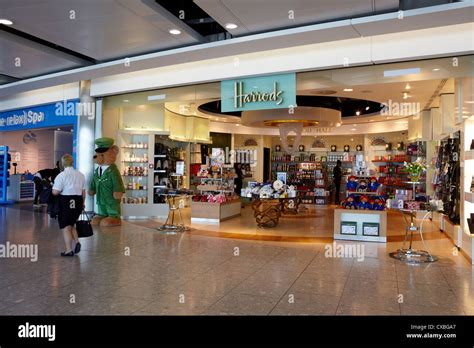 Heathrow Airport Shops, Terminal, UK Stock Photo - Alamy