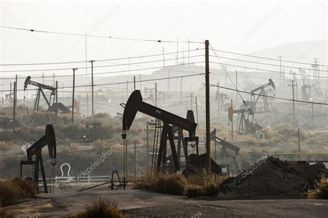 Pumping oil in Kern County, California – Stock Editorial Photo © oranhall #40258993