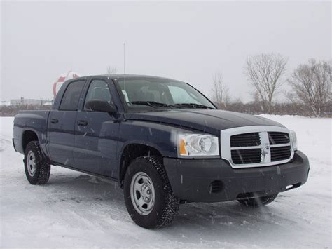 2005 Dodge Dakota ST 4x4 Club Cab 131.3 in. WB 6-spd manual w/OD