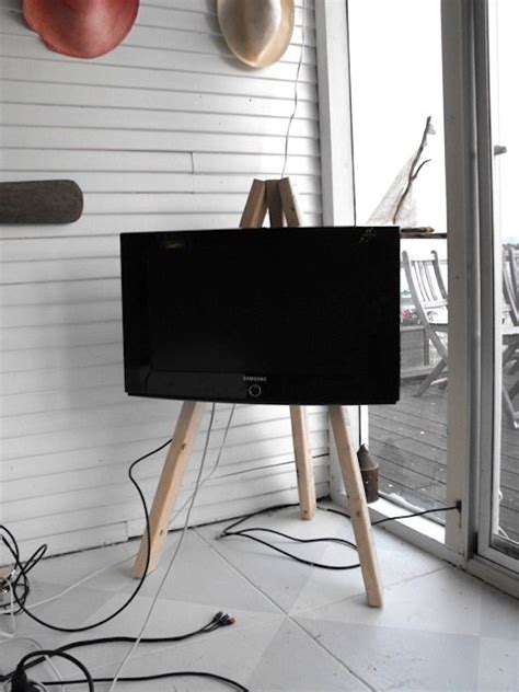 DIY: TV Display Easel on Wheels - Remodelista | Easel, Diy tv stand, Diy tv