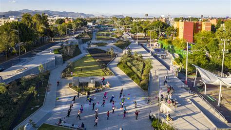 Galería de Parque lineal recupera espacio histórico del Gran Canal en ...